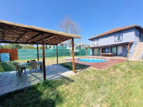 Villa Freya Sıcak Havuz ve Jakuzi Tam Korunaklı Bahçe